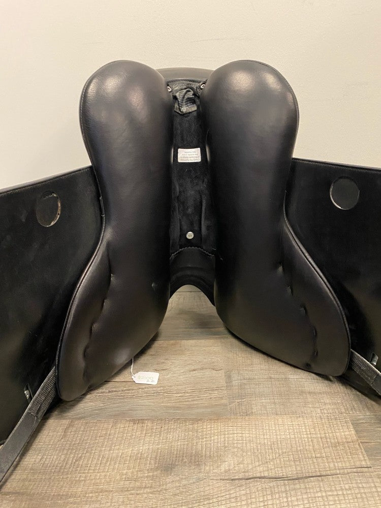 Black WOW Classique Dressage Saddle with Wool Panels and a 17.5" seat